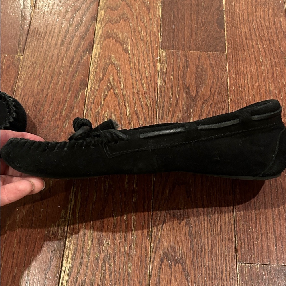 Minnetonka Women's Classic Black Moccasins - Picture 8 of 10